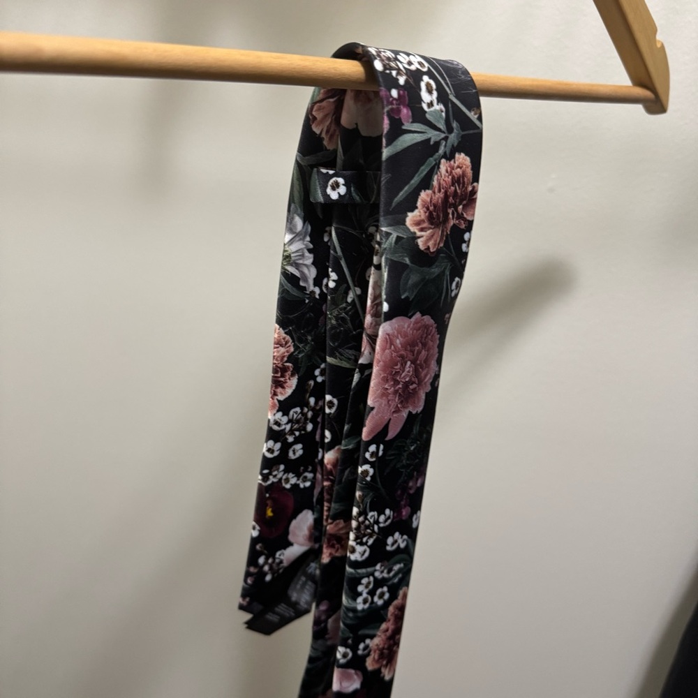 (New)Floral Black Tie - Picture 3 of 4